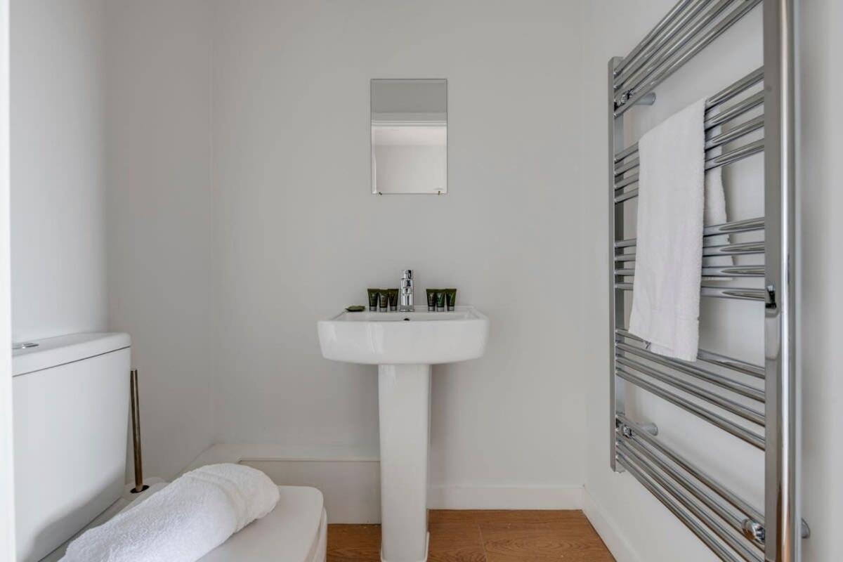 Spacious 1 Bedroom Apartment In A Converted Mill Лидс Экстерьер фото