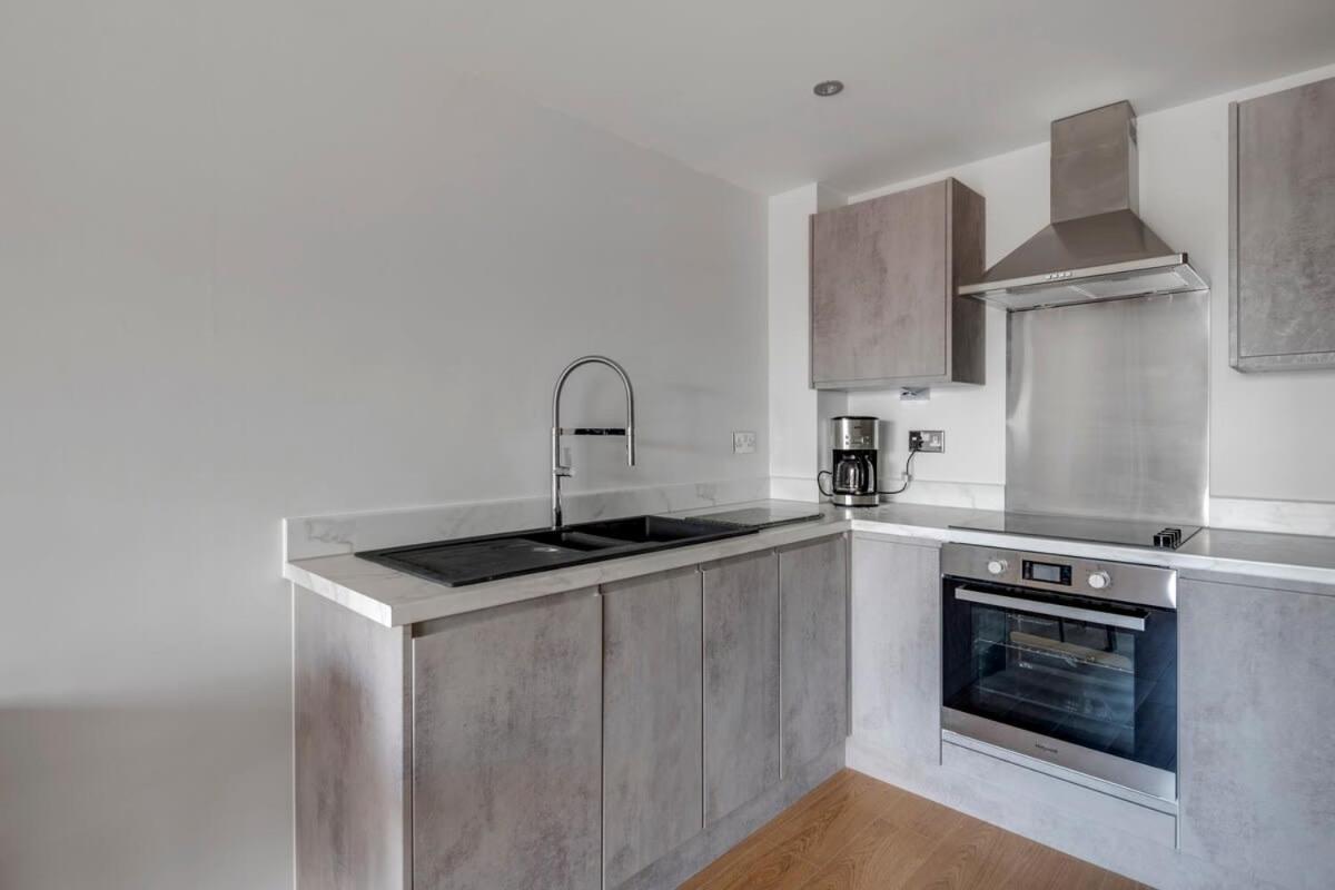 Spacious 1 Bedroom Apartment In A Converted Mill Лидс Экстерьер фото