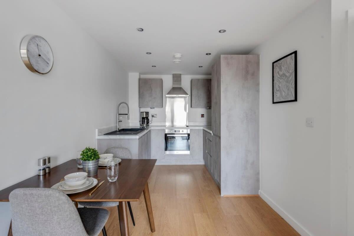 Spacious 1 Bedroom Apartment In A Converted Mill Лидс Экстерьер фото
